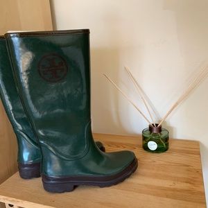 Tory Burch Logo Rainboots - Forest Green in Size 7